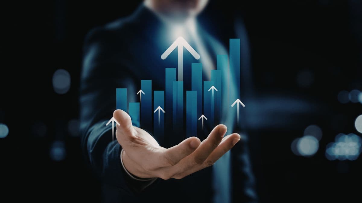 Homem apresentando um gráfico ascendente.